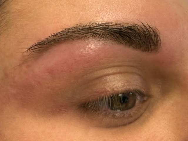 Beautifully shaped eyebrows by Azi Beauty