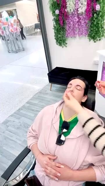 A client at Azi Beauty